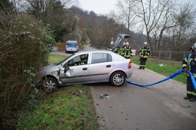 Stuttgart Bad Cannstatt: PKW faehrt in Graben